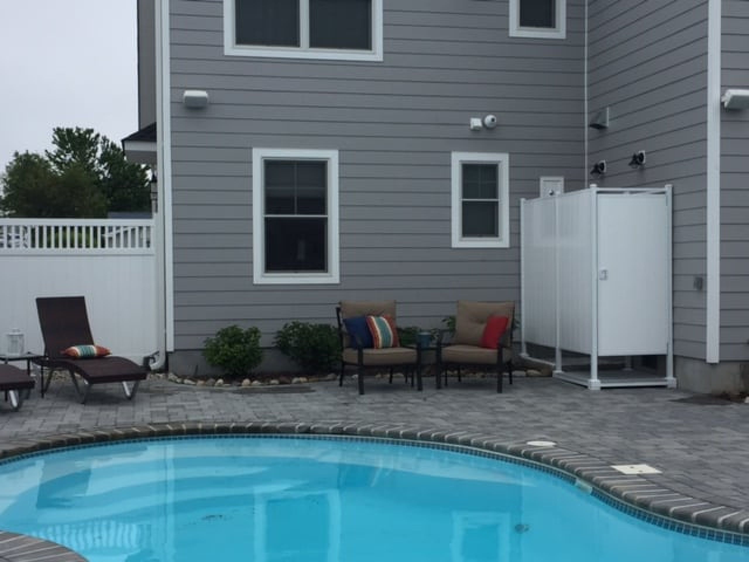 double-outdoor-shower-unit-by-pool